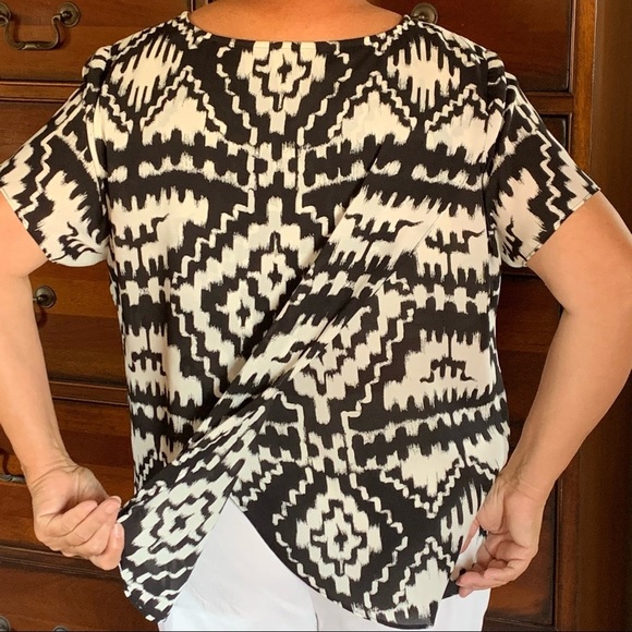 Patterned black & white Blouse with Interesting Back - XL - Picture 7 of 7
